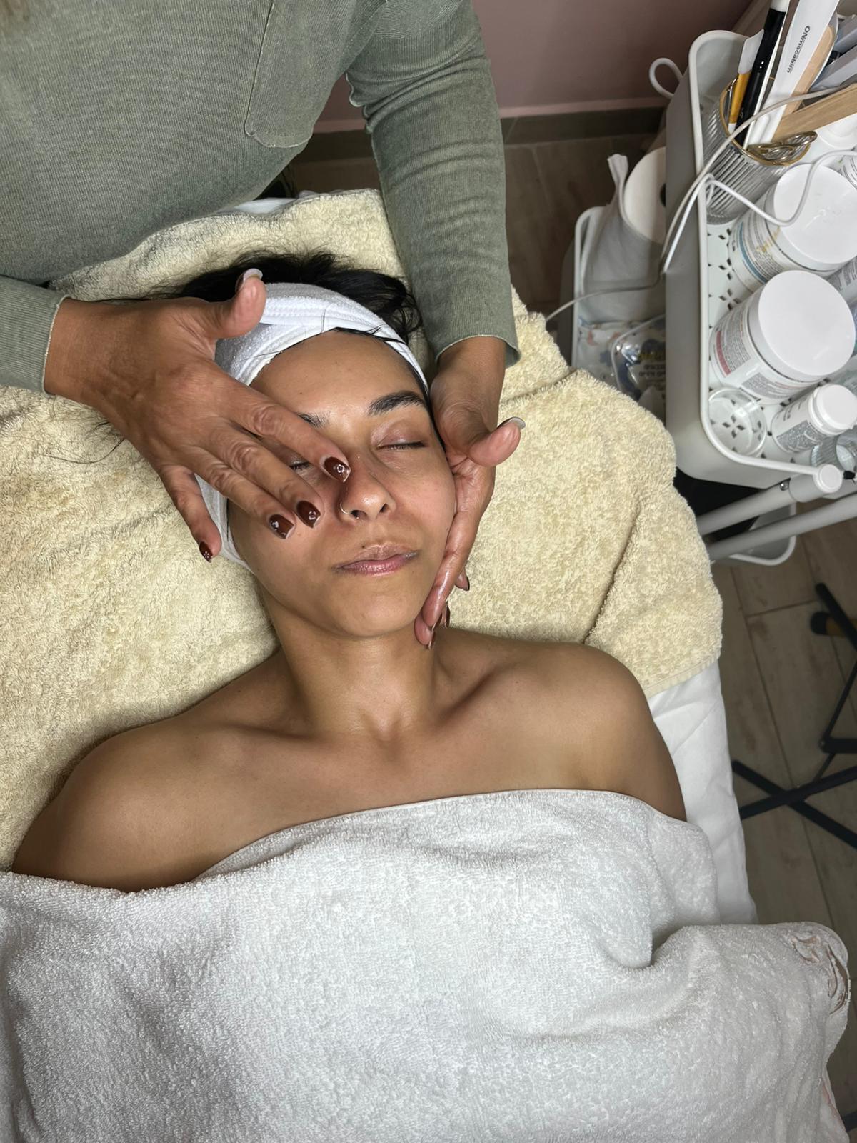 עיסוי להחדרת חומרים — מכון יופי ביוטי זיו