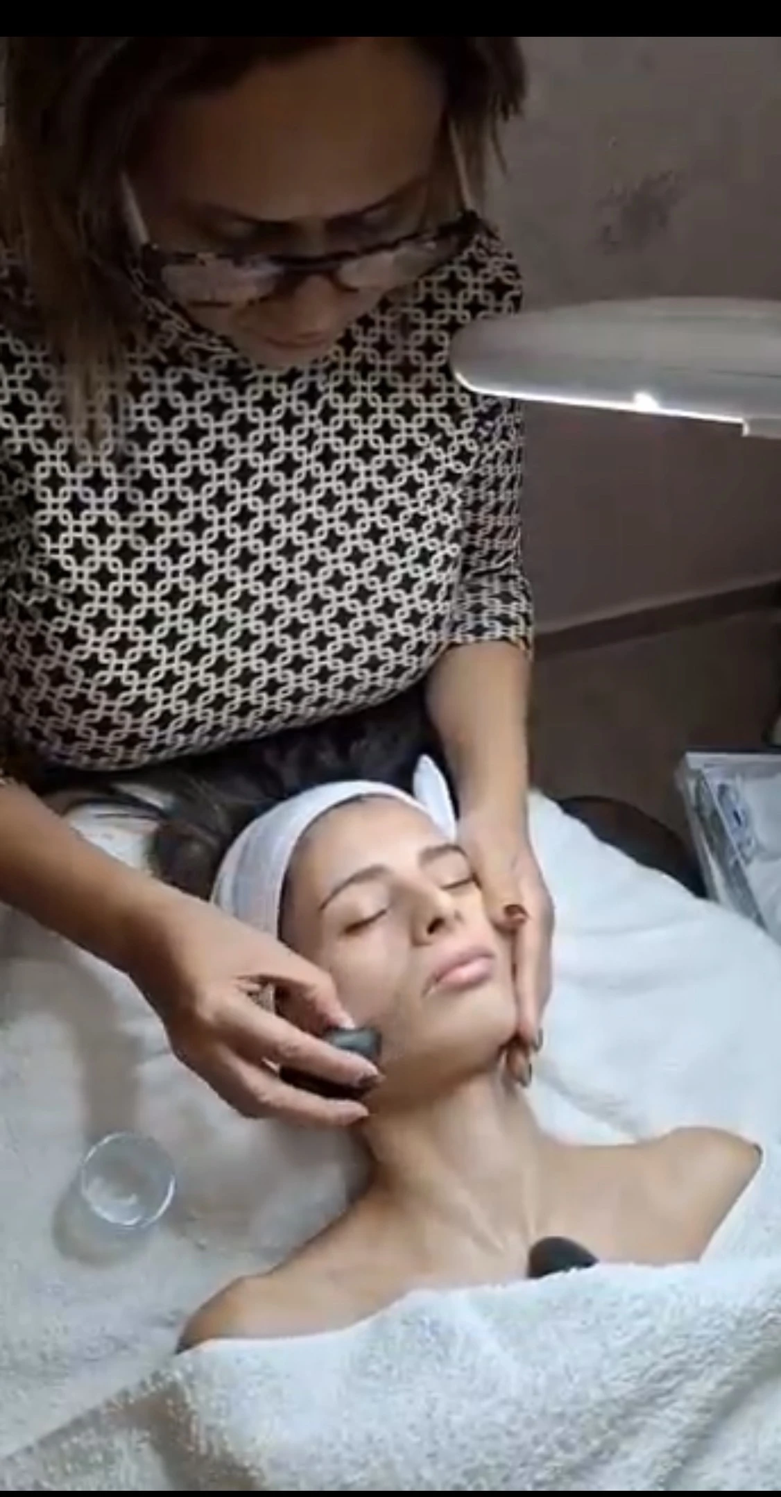 טיפול ניקוי עמוק בפנים עם אבנים חמות בסלון